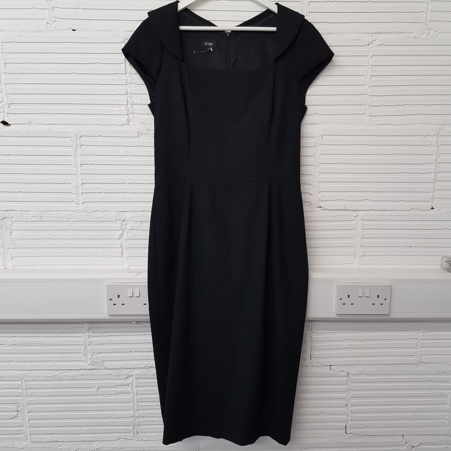 Hobbs Black Capped Sleeved Dress with Square Front and Collar - Size 12 ...